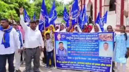 सुल्तानपुर: अंबेडकर सेना ने 40 हजार प्राइमरी स्कूलों के विलय का विरोध करते हुए राज्यपाल को ज्ञापन सौंपा, कहा- ग्रामीण बच्चों की शिक्षा प्रभावित होगी