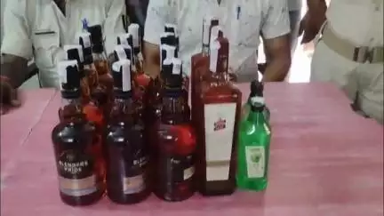 गया टाउन सीडी ब्लॉक: गया रेलवे जंक्शन पर RPF ने लावारिस ड्रम से विदेशी और मसालेदार देशी शराब की जब्त