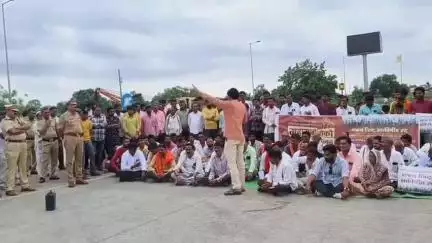 कळमनूरी: भाटेगाव येथे शक्तिपीठ महामार्गाला विरोध करत शेतकऱ्यांनी केले रास्ता रोको आंदोलन