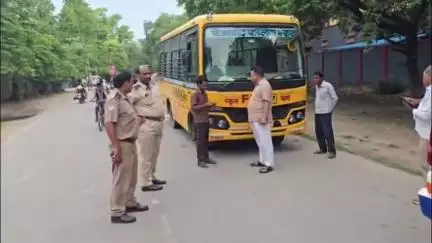 स्कूल खुलते ही परिवहन विभाग ने स्कूली वाहनों पर चलाया अभियान, दो वाहन किए गए सीज, छह का किया गया चालान