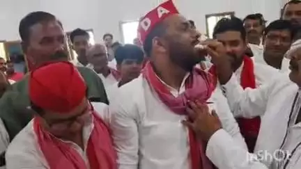 सोहावल: अवध मैरिज लॉन में केक काटकर मनाया गया अखिलेश यादव का जन्मदिन