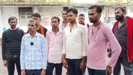 दतिया नगर: तीन माह से राशन नहीं, कंट्रोल संचालिका ने दी झूठे केस में फंसाने की धमकी, ग्रामीणों ने एसपी-कलेक्टर से गुहार लगाई