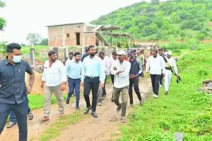 కోరుట్ల: మెట్పల్లి మండలం జగ్గాసాగర్ గ్రామంలో ఇందిరమ్మ ఇండ్ల పనులను పరిశీలించిన జిల్లా కలెక్టర్ సత్యప్రసాద్