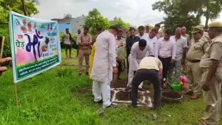 नौतनवा: लक्ष्मीपुर रेंज में नौतनवा विधायक ऋषि त्रिपाठी ने मां के नाम पर एक पेड़ लगाया