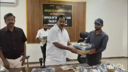 ಶ್ರೀನಿವಾಸಪುರ: ಸಾರ್ವಜನಿಕರನ್ನು ಕಚೇರಿಗಳಿಗೆ ಸುತ್ತಾಡಿಸದೆ ಶೀಘ್ರವಾಗಿ ಕೆಲಸ ಕಾರ್ಯಗಳನ್ನು ಮಾಡಿಕೊಡಿ:ಪಟ್ಟಣದಲ್ಲಿ
ಶಾಸಕ ಜಿ. ಕೆ. ವೆಂಕಟಶಿವಾರೆಡ್ಡಿ