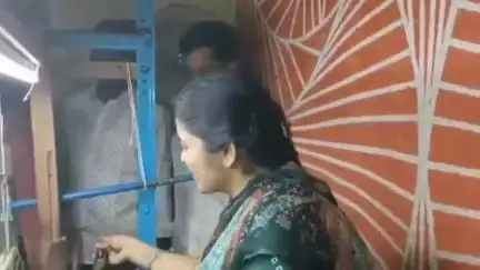 ఎమ్మిగనూరు: ఎమ్మిగనూరు : పట్టణంలో చేనేత కార్మికులు ఎదుర్కొంటున్న సమస్యలను అడిగి తెలుసుకున్న కమిషనర్ శీను.. చేనేత మగ్గాలను పరిశీలన..