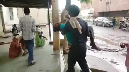बबेरू: पाली गांव में बकरी चराने गई किशोरी को खेत में हाईटेंशन विद्युत लाइन से लगा करेंट, सीएचसी बबेरू में कराया भर्ती