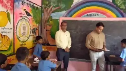 कलेक्टर ने गंडई क्षेत्र के ग्राम मुंडाटोला प्राथमिक शाला का औचक निरीक्षण किया, बच्चों के प्रदर्शन से हुए प्रभावित