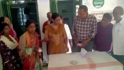 अस्थावां: अस्थावां रेफरल अस्पताल में चश्मा वितरण कार्यक्रम का आयोजन किया गया