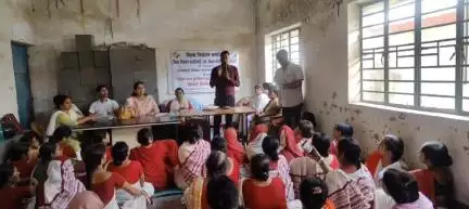 लखीसराय: बड़हिया स्थित आईसीडीएस कार्यालय में आंगनवाड़ी वर्कर के साथ विशेष गहन पुनरीक्षण 2025 को लेकर हुई बैठक