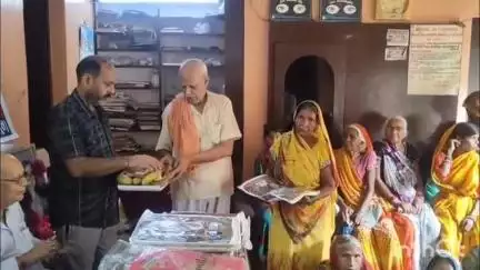 कुरावली: कुरावली नगर में दिव्यांग रिलीफ सोसायटी के स्थापना दिवस पर निर्धनों को बांटे गए वस्त्र