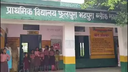 मऊरानीपुर: भटपुरा के फूलपुरा खिरक में भारी बारिश ने खोली विकास की पोल, सड़क न होने से स्कूली बच्चों ने किया प्रदर्शन