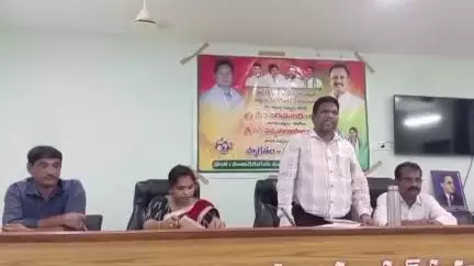 గోదావరి వరదలను ఎదుర్కొనేందుకు ప్రణాళికలు సిద్ధం: మామిడికుదురులో డీఎల్డీఓ వేణుగోపాల్, ఎమ్మార్వో సునీల్ కుమార్