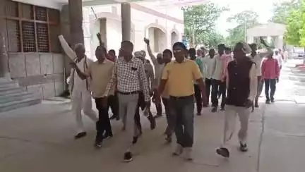 नहरों में जलापूर्ति, रोस्टर से विद्युत आपूर्ति, पेयजल, और समितियों से किसानो को खाद दिए जाने को लेकर आज एक जुलाई मंगलवार को डी एम कौशांबी को ज्ञापन सौंपा गया।