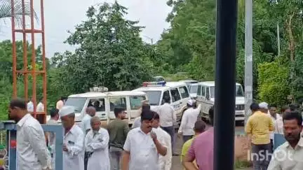 निफाड: नागापूर फाटा येथील अपघातानंतर पाच विभागाच्या वरिष्ठ अधिकाऱ्यांनी संतप्त गावकऱ्यांशी उपाययोजनेवर केली चर्चा