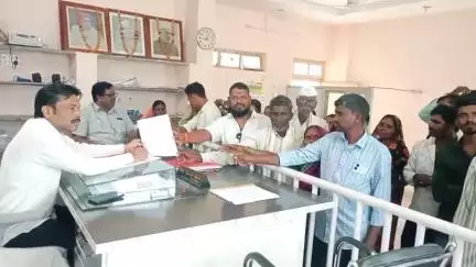 औंढा नागनाथ: बेरूळा येथील 90 एकर जमिनीवर झालेले अतिक्रमण हटवा; ग्रामस्थांची तहसील कार्यालय येथे निवेदन देत मागणी #Jansamasya