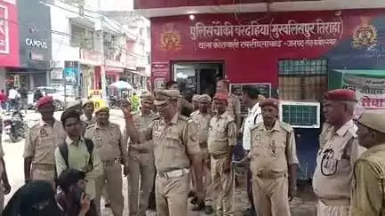खलीलाबाद: मुखलिसपुर ओवरब्रिज के नीचे लगे बेतरतीब ठेले को यातायात प्रभारी ने हटवाया, आए दिन जाम से राहगीर होते थे परेशान