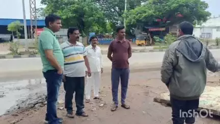 కరీంనగర్: నగరంలో పారిశుద్ధ్య పనులను పరిశీలించి, సీజనల్ వ్యాధులు రాకుండా చర్యలు చేపట్టాలని అధికారులను ఆదేశించిన మున్సిపల్ కమిషనర్