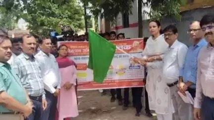 पडरौना: जिले में संचारी रोग नियंत्रण अभियान की रैली को सीडीओ ने दिखाई हरी झंडी, स्कूली बच्चों ने दिया जागरूकता का संदेश
