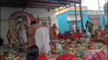 चंदनकियारी: आसनसोल गांव में बिपत्तारीनी पूजा को लेकर मंदिरों में उमड़ी महिलाओं की भीड़
