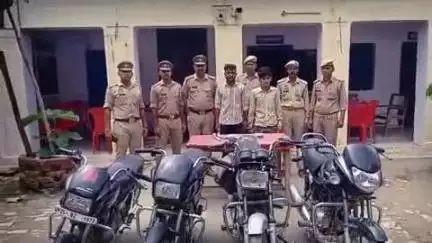 आंवला: आंवला के अलीगंज में बाइक चोर गिरोह का भंडाफोड़, पुलिस ने 4 चोरी की बाइक, तमंचा और कारतूस के साथ दो आरोपियों को दबोचा
