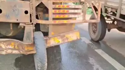 মেদিনীপুর: ওভারলোড বালি লরি দ্রুত পালাতে গিয়ে জাতীয় সড়কের ওপর গিরিধারী চক এলাকায় পড়ে গেল ফাঁদে! এলো পুলিশ