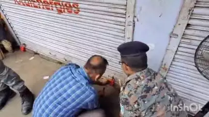 पाकुड़: जिले में 36 देसी और विदेशी शराब की दुकानें सील करने की प्रक्रिया शुरू, धनुषपूजा स्थित दुकान 5 दिन के लिए सील