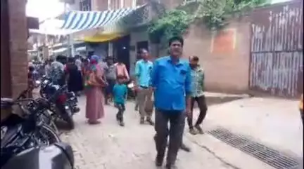 फर्रुखाबाद: मोहल्ला गढ़ी मुकीम खां भीकमपुरा में संदिग्ध हालत में विवाहिता की मौत, हत्या का आरोप, शव पोस्टमार्टम के लिए भेजा