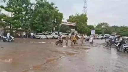 स्टेडियम परिसरात जीवे मारण्यासाठी स्कॉर्पिओने धडक दिलेल्या आरोपीची पोलिसांनी शहरातून पायी धिंड काढली