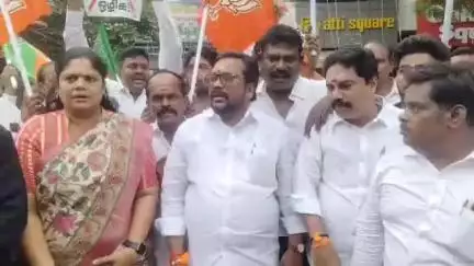 தண்டையார்பேட்டை: வண்ணாரப்பேட்டை பாம்பால் நிலையம் அருகே அமித்ஷாவை அவதூறுவாக பேசிய திமுக எம்பி ராசாவை கண்டித்து பாஜக ஆர்ப்பாட்டம் நடத்தினர்.