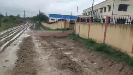 मौदहा: छिमौली रोड राहगीरों और प्रशिक्षुओं के लिए बना मुसीबत का सबब