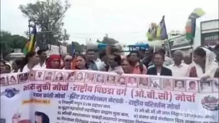 यवतमाळ: शहरातील संविधान चौकात भारत मुक्ती मोर्चासह विविध संघटनेचे विविध मागण्यासाठी चक्काजाम आंदोलन