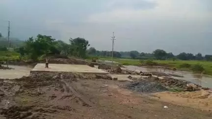 বিনপুর ২: বাঁশপাহাড়িতে মাটির সার্ভিস রোড থেকে নামল জল, স্বাভাবিক হল কাঁকড়াঝোর বেলপাহাড়ির যোগাযোগ ব্যবস্থা