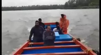 ചാവക്കാട്: പഞ്ചവടിയിൽ പോത്തൻവല ഉപയോഗിച്ച് കടൽ കലക്കി മത്സ്യബന്ധനം, നാലു വള്ളങ്ങൾ പിടികൂടി