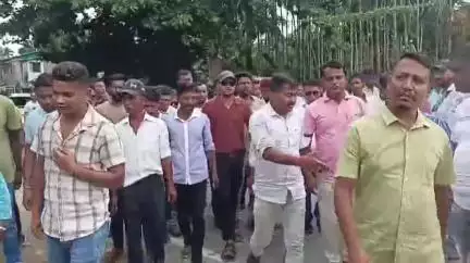 রাজগঞ্জ: বাতাবাড়িতে  তৃণমূল ব্লক কংগ্রেস কার্যালয়ে যুবতৃণমুল কংগ্রেসের জেলা সভাপতি রামমোহন রায়কে সম্বর্ধনায় ভরিয়ে দিল তৃণমূল
