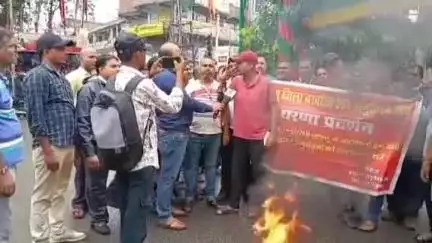 मेदिनीनगर (डालटनगंज): पलामू: बर्खास्त अनुसेवकों ने समाहरणालय से छहमुहान तक निकाली आक्रोश रैली, समायोजन की मांग दोहराई