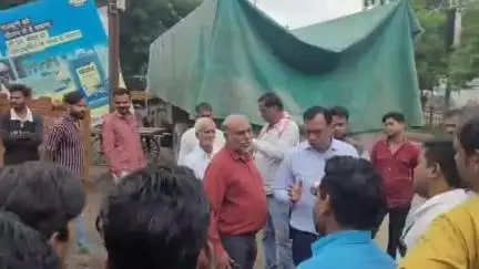देवास नगर: स्टेशन रोड क्षेत्र में नगर निगम की टीम ने हटाया अतिक्रमण, प्याऊ हटाने को लेकर हुआ विरोध