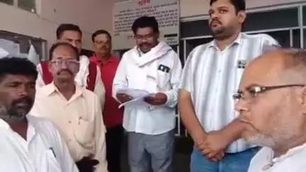 डिंडौरी: कांग्रेस कार्यकर्ताओं ने कलेक्टर कार्यालय में तहसीलदार को दिया ज्ञापन, जीतू पटवारी पर दर्ज FIR को निरस्त करने की मांग की
