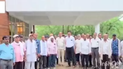हुज़ूर: लंबित वेतन और स्थानांतरण संबंधी समस्याओं को लेकर जल संसाधन विभाग के कर्मचारियों ने मुख्य अभियंता को ज्ञापन सौंपा