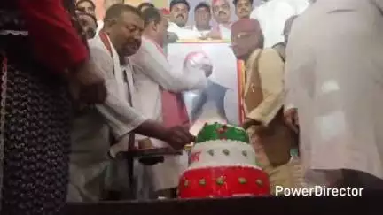 पटियाली: गंजडुंडवारा के गनेशपुर में सपा के राष्ट्रीय अध्यक्ष अखिलेश यादव का जन्मदिन सांसद और विधायक ने धूमधाम से मनाया