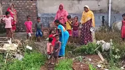 হরিহরপাড়া: রাস্তা নেই, পুকুরের ধার দিয়ে বিপজ্জনক যাতায়াত — কেদারতলা অঙ্গনওয়াড়ি কেন্দ্রে বর্ষায় শিশুদের দুর্ভোগ, আশ্বাস বিডিও-র