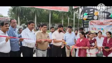 बस्ती: मुख्य विकास अधिकारी द्वारा विशेष संचारी रोग नियंत्रण जागरूकता प्रचार वाहन को हरी झंडी दिखाकर रवाना किया गया