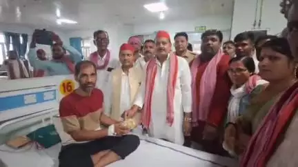 जखनिया: अखिलेश यादव के जन्मदिन पर सपा विधायकों ने बांटे फल और किया रक्तदान, बोले- गरीबों की दुआ से बनेगी 2027 में सरकार
