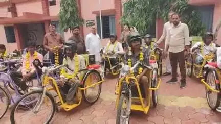 सेगांव: सेगांव में मंगलवार को जनपद पंचायत परिसर में द्विव्याजनो को कृत्रिम अंगो का किया गया। वितरण , भाजपा व कांग्रेस नेता थे ।