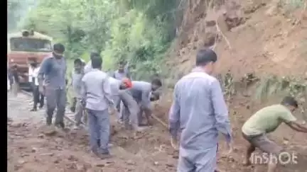 सोलन: विश्व धरोहर कालका शिमला रेलवे ट्रैक पर सोलन से सलोगड़ा के बीच मलबा आया, डेढ़ घंटे तक ट्रैक रहा बाधित