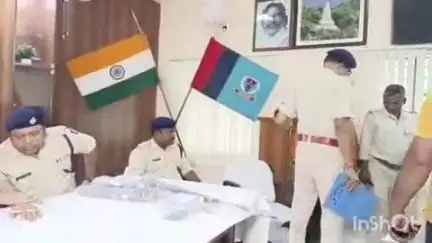 चतरा: टीएसपीसी का एक सदस्य मारपीट के मामले में 3.15 बोर के 2 देशी रायफल के साथ गिरफ्तार, एसपी कार्यालय चतरा में दी जानकारी