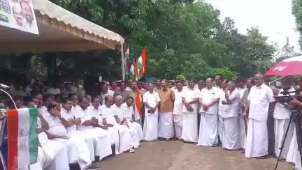 തൃശൂർ: ആരോഗ്യ മേഖലയിലെ അനാസ്ഥക്കെതിരെ തൃശൂർ ഗവ. മെഡിക്കൽ കോളേജിലേക്ക് കോൺഗ്രസ് മാർച്ച്