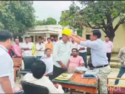 टांडा: आलापुर में बिजली कर्मचारियों को मिला सुरक्षा किट, अधिशासी अभियंता ने हेलमेट और दस्ताने समेत जरूरी उपकरण वितरित किए