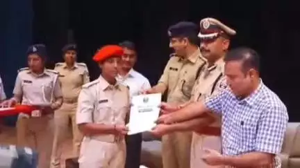 जगदीशपुर: भागलपुर के टाउन हॉल में आईजी विवेक कुमार ने 631 नवनियुक्त सिपाहियों को नियुक्ति पत्र सौंपा