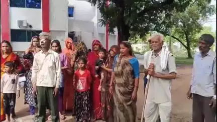 ललितपुर: ग्राम चौकी में पुरानी रंजिश के चलते दबंगों ने एक परिवार पर किया हमला, लगभग एक दर्जन लोग घायल, SP को दी शिकायत